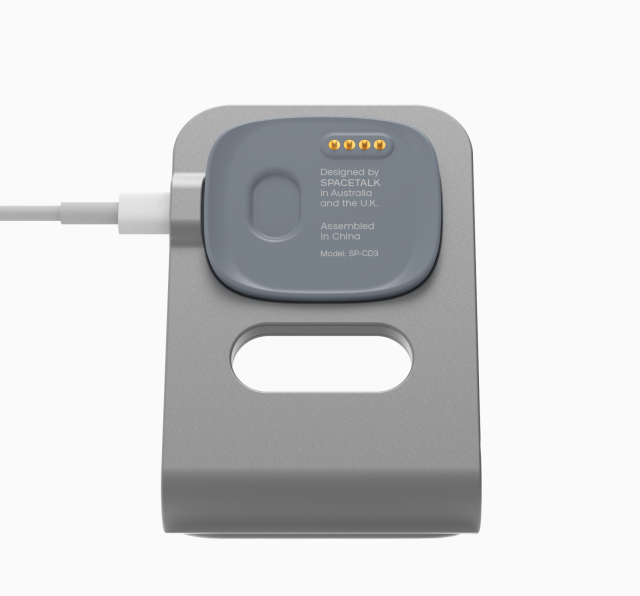 cargador en forma de rectángulo, montado sobre un pequeño soporte con el cable USB tipo C enchufado