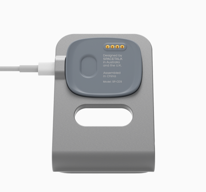 chargeur en forme de rectangle, monté sur un petit support avec le câble USB de type C branché