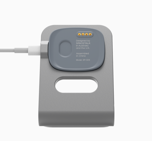 rechteckiges Ladegerät, montiert auf kleinem Ständer mit eingestecktem USB-Typ-C-Kabel