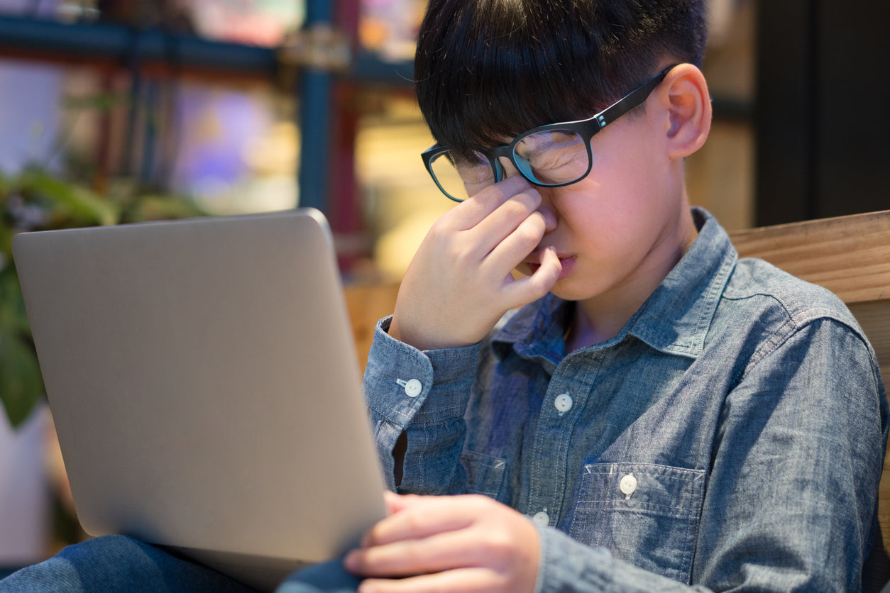 Le lien entre les écrans, les yeux de votre enfant et son développement